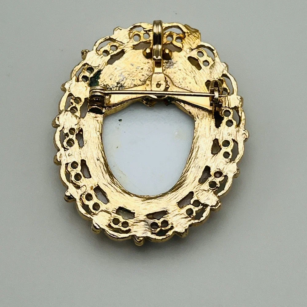 Floral Cameo Brooch Oval Filigree 1.75 Inch Gold Tone Blue‎ White